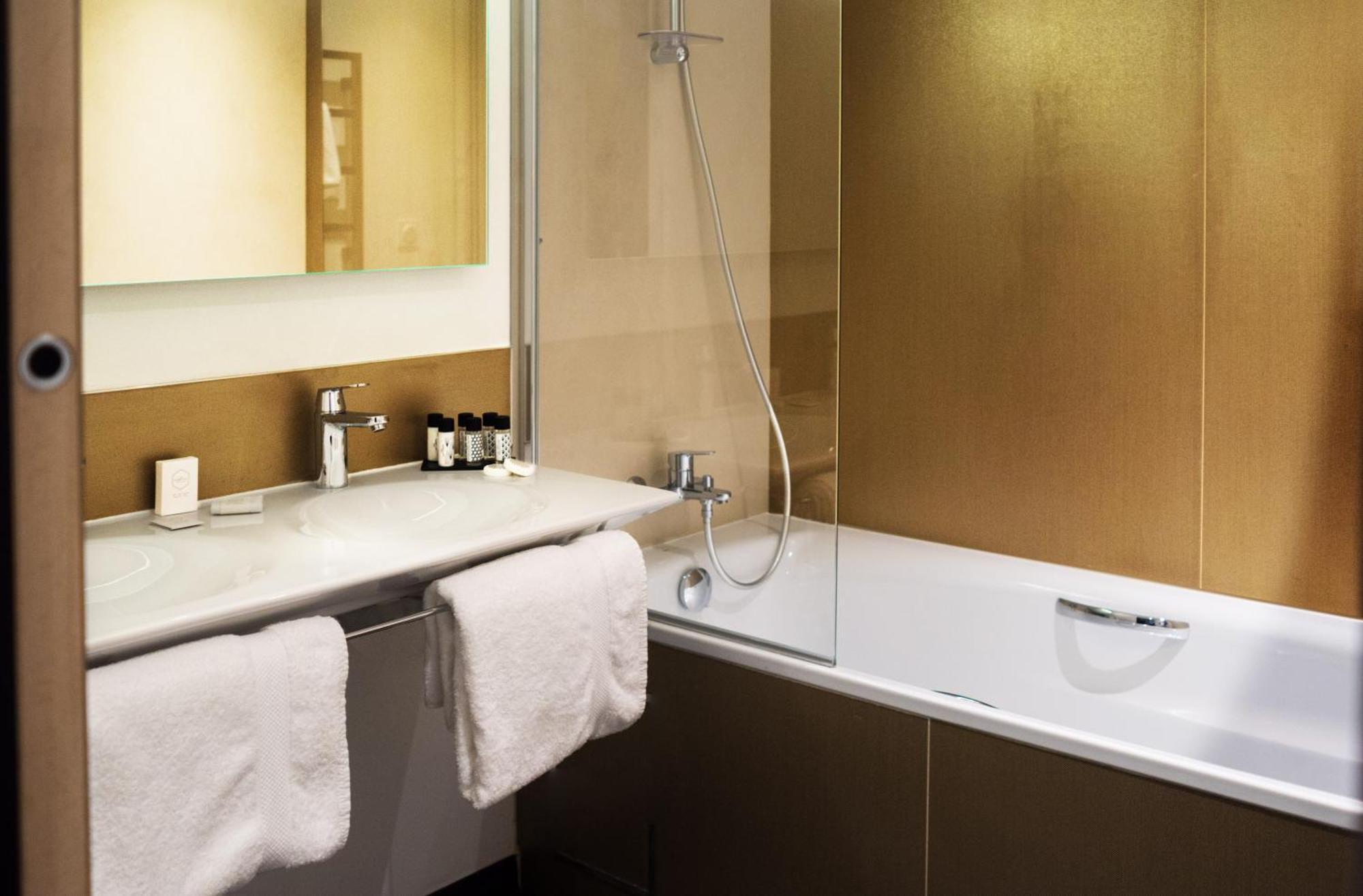 Kyriad Prestige Amiens Poulainville - Hotel And Spa Bagian luar foto